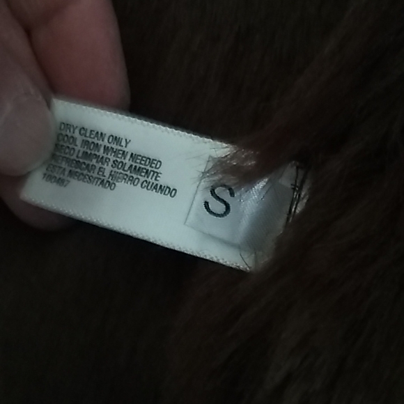 Fur collard vest. - Picture 5 of 13